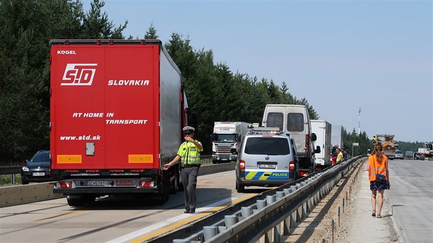 Nehoda t dodvek ve stedu dopoledne tm na ti hodiny zastavila provoz na dlnici D1 u Velkho Beranova ve smru na Prahu.