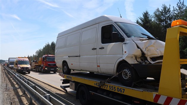 Nehoda t dodvek ve stedu dopoledne tm na ti hodiny zastavila provoz na dlnici D1 u Velkho Beranova ve smru na Prahu.