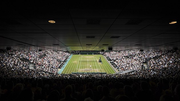 FINLE WIMBLEDONU. Turnaj ensk dvouhry svedl v rozhodujcm zpase proti sob panlskou tenistku Garbie Muguruzaovou a Venus Williamsovou ze Spojench stt. I takhle jejich duel vypadal z pohledu divka.