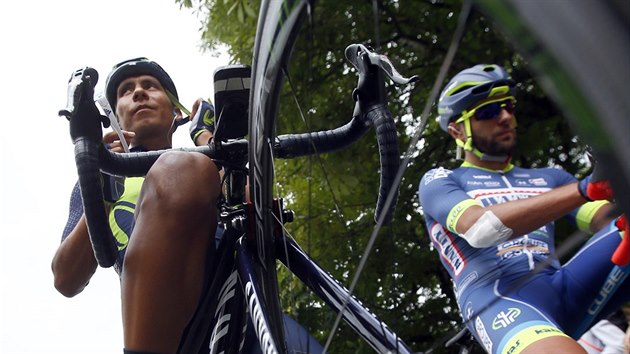 Nairo Quintana (vlevo) a Andrea Pasqualon ped startem dest etapy Tour de France.