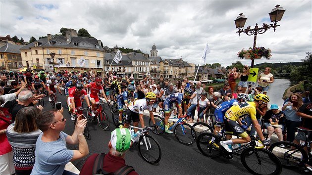 Momentka z dest etapy Tour de France.