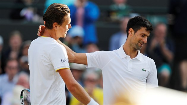 DOLO I NA SMVY. Novak Djokovi vzdv kvli zrann Tomi Berdychovi ve tvrtfinle Wimbledonu.