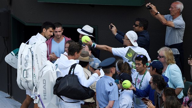 JET ROZDAT AUTOGRAMY. Novak Djokovi a Tom Berdych po tvrtfinle Wimbledonu.