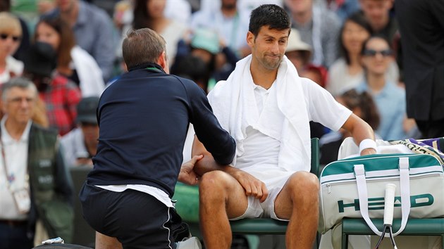 HOK SMV. Novak Djokovi  u tu, e  Tomi Berdychovi tvrtfinle Wimbledonu kvli zrann vzd.