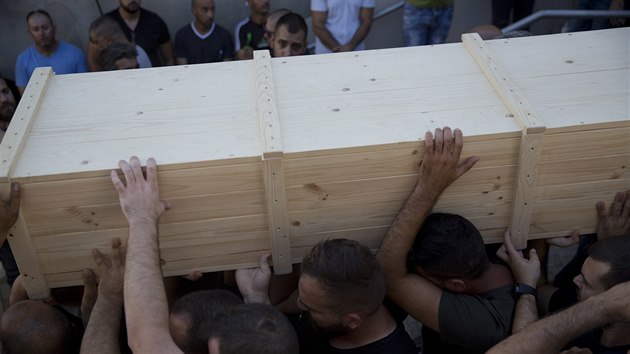 Truchlc oban Magharu na pohbu jednoho z policist zabitch v Jeruzalm (14. ervence 2017)