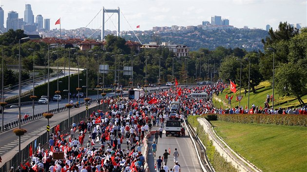 Obyvatel Istanbulu si pipomnaj prvn vro nezdaenho pue proti reimu tureckho prezidenta Erdogana (15. ervence 2017)