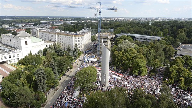 Tisce lid ve Varav protestovaly proti soudn reform (16. ervence 2017)