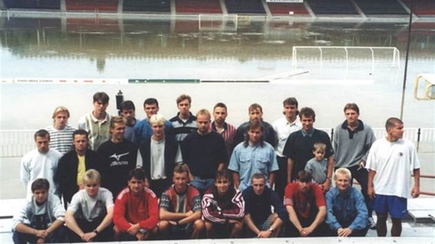 Voda v Hradci Krlov zaplavila v roce 1997 fotbalov stadion. Msto trninku se hri jen vyfotili ped ohromnm baznem, kter voda na hiti vytvoila.