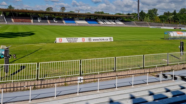 Pohled na hrac plochu fotbalovho stadionu v hradeckch Malovicch (22. 6. 2017).