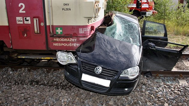 idika Volkswagenu Polo vjela v Klatovech ped motorov vlak. Po stetu podlehla vnm zrannm. (12. ervence 2017)