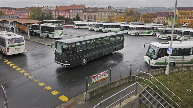 Odstavn plocha u autobusovho ndra v Plzni. (26. jna 2016)