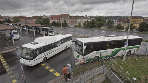 Omezen parkovn autobus na odstavn ploe u Centrlnho autobusovho ndra v Plzni. (11. ervence 2017)