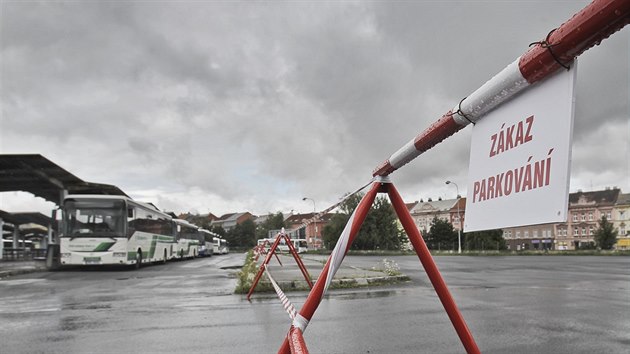 Omezen parkovn autobus na odstavn ploe u Centrlnho autobusovho ndra v Plzni. (11. ervence 2017)