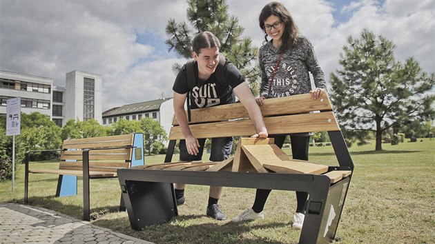 Studenti ZU v Plzni pedstavili dva prototypy chytrch laviek. (13. ervence 2017)