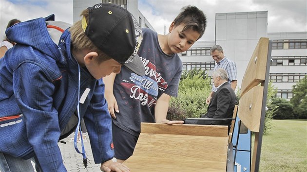 Studenti ZU v Plzni pedstavili dva prototypy chytrch laviek. (13. ervence 2017)