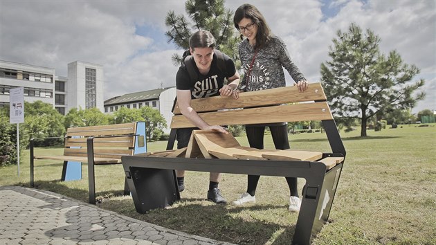 Studenti ZU v Plzni pedstavili dva prototypy chytrch laviek. (13. ervence 2017)