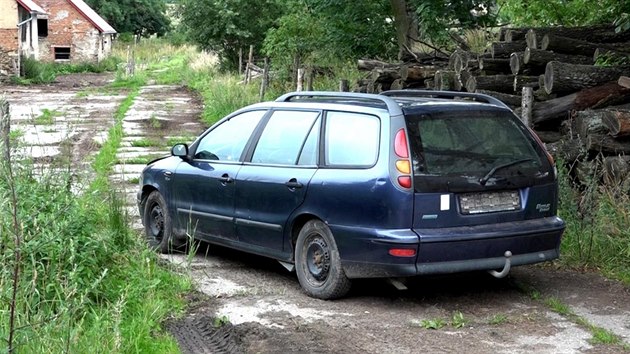 Dva idii thli u Ostetna nepojzdn auto, petrhlo se tan lano a uvolnn porouchan vz srazil osmiletou holiku. (16. ervence 2017)