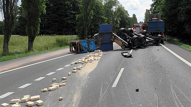 Nehoda nkladnho auta, ze kterho se vysypaly cihly, zablokovala silnici z Karlovch Var do Prahy.