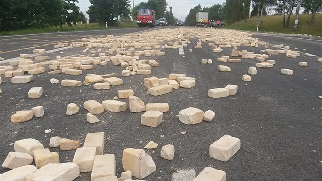 Nehoda nkladnho auta, ze kterho se vysypaly cihly, zablokovala silnici z Karlovch Var do Prahy.