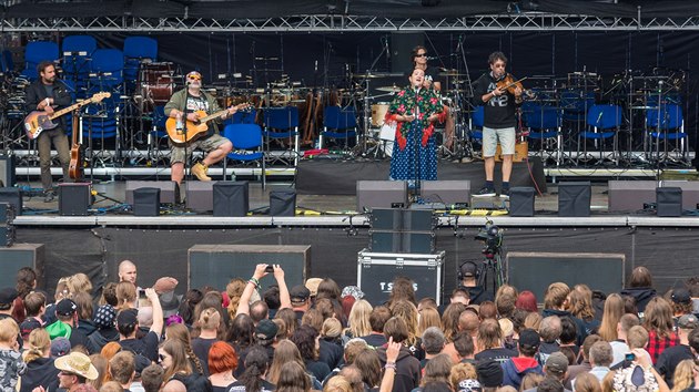 Kapela Fleret se Zuzanou ulkovou na metalovm festivalu Masters of Rock ve Vizovicch v roce 2017
