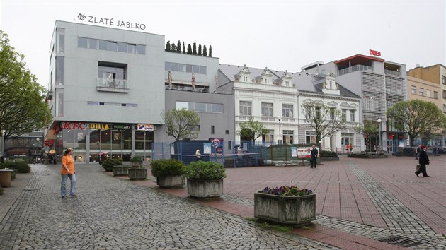 Budovu Zlony nahradilo obchodn a zbavn centrum Zlat Jablko, fungovat zaalo v kvtnu 2008. Z pvodn stavby zstala jen eln fasda.