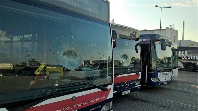 Zdrogovan cizinec napchal kody za pl milionu. Pokodil vybaven kancel a okna u devti autobus (17.7.2017)