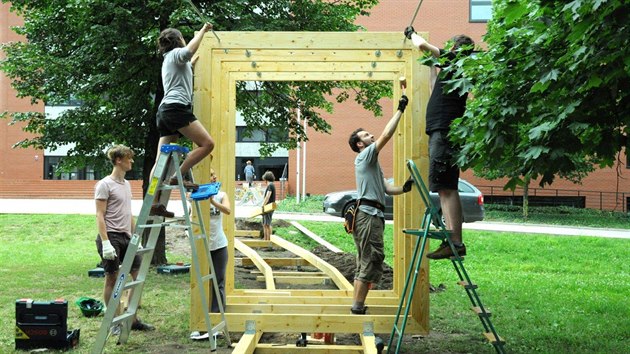 Studenti architektury VUT pedstavili na kampusu v Dejvicch instalaci v podob devnho tunelu. (18.7.2017)(18.7.2017)