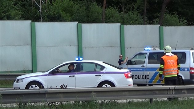 Nehoda zastavila autobusy vězeňské služby při převozu vězňů (18.7.2017)