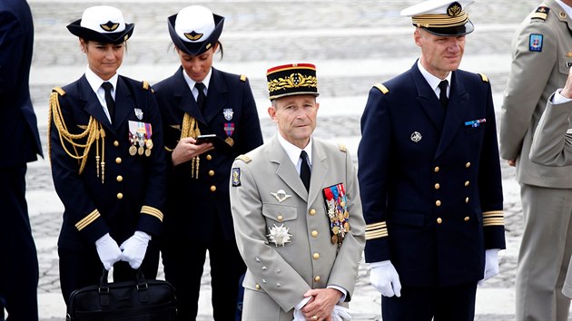 Nelnk generlnho tbu francouzsk armdy Pierre de Villiers (uprosted) bhem oslav vro dobyt Bastily (14. ervence 2017).