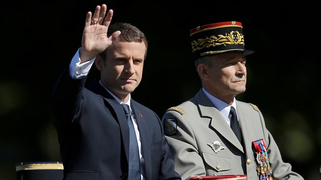Francouzsk prezident Emmanuel Macron s nelnkem generlnho tbu francouzsk armdy Pierrem de Villiersem bhem oslav vro dobyt Bastily (14. ervence 2017).