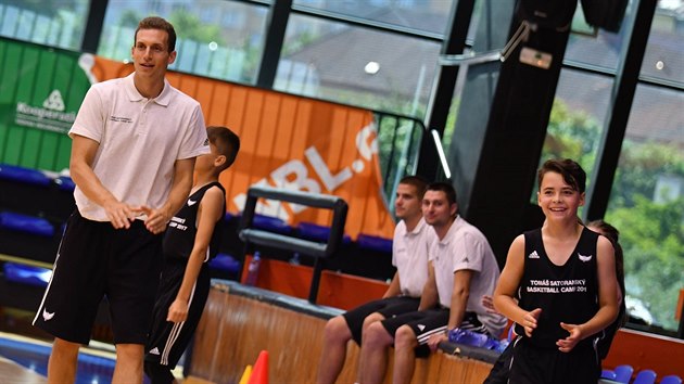 Ryan Richman (vlevo) na basketbalovm kempu Tome Satoranskho v Praze