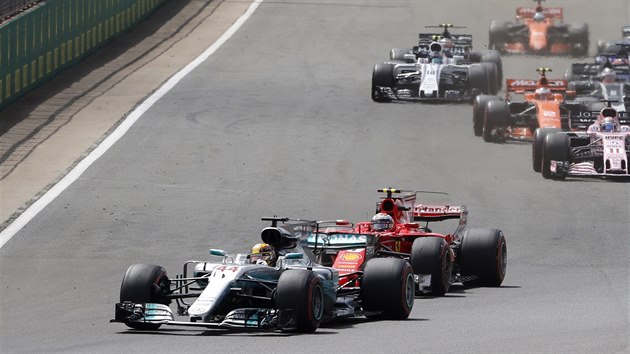 Momentka z Velk ceny Britnie formule 1, za Lewisem Hamiltonem se dr Kimi Rikknen.