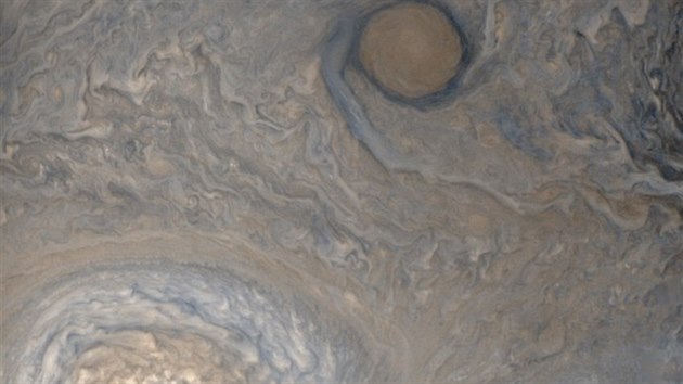 Zpracovan verze snmku pozenho z vky  11 400 km nad severn polokouli Jupitera. U toho snmku byl mrn zvraznn kontrast a bylo pouito vyven bl. Vedle Velk rud skvrny je vidt i Velk bl ovl.
