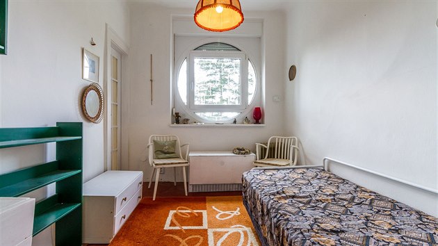 Pražská, Jevany, okres Praha - východ. Tato vila byla navržena a postavena stejným architektem jako sousední vila, kterou v letech 1969 až 2005 vlastnil Karel Gott.