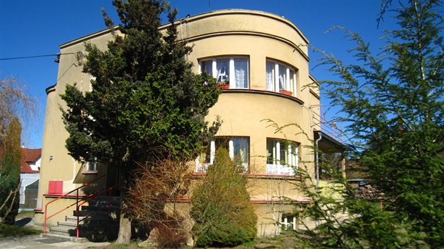 vermova, Turnov, okres Semily. Dvougeneran prvorepublikov vila s dispozic 6+2 s balkonem, gar a pozemkem o rozloze 958 metr tverench je na prodej za 6,7 milionu korun. 