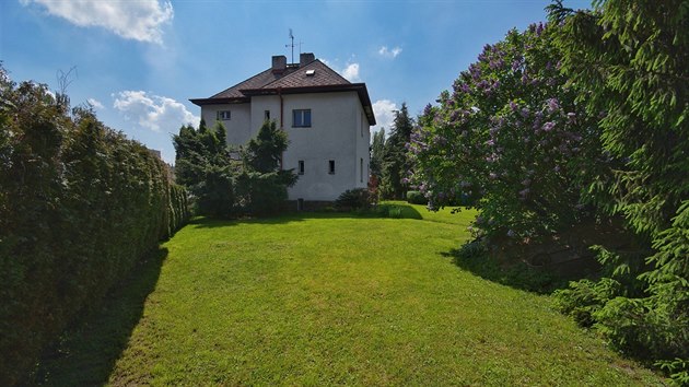 Hobzíkova, Opava - Předměstí, okres Opava. Zahrada je celá oplocená, osázena tújemi a jehličnany.