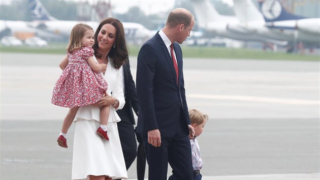Princ William, vvodkyn Kate a jejich dti piletli do Varavy (17. ervence 2017).