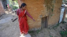 Nepálská ena ukazuje smrem k chlívku, kde tráví menstruaci. (23. 11. 2011)