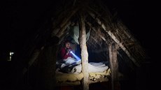 Nepálské eny v chatri, kde tráví menstruaci. (3. 2. 2017)