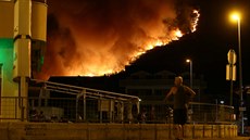 Chorvattí hasii bojují s poáry nedaleko Splitu (17. ervence 2017)