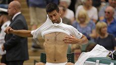 V SUCHÉM TRIKU. Se hraje lépe. Novak Djokovič při utkání s Adrianem Mannarinem. V SUCHÉM TRIKU. Se hraje lépe. Novak Djokovič při utkání s Adrianem Mannarinem.