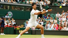 Novak Djokovi se soustedí na úder v utkání s Adrianem Mannarinem.