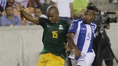 Florent Malouda (vlevo) z Francouzské Guyany a Ever Alvarado z Hondurasu. Florent Malouda (vlevo) z Francouzské Guyany a Ever Alvarado z Hondurasu.