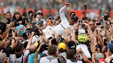 Lewis Hamilton si uívá triumf ve Velké cen Británie.