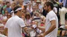 POZDRAV PO FINÁLE. Vlevo wimbledonský ampion Roger Federer, vpravo poraený...