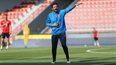 TRENÉR V AKCI. Andrea Stramaccioni rozdává pokyny během tréninku Sparty, který... TRENÉR V AKCI. Andrea Stramaccioni rozdává pokyny během tréninku Sparty, který...
