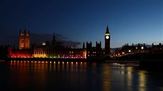 Londýnský parlament se bhem festivalu Pride zabarvil do duhových barev (8....