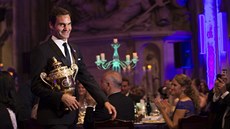 výcarský tenista Roger Federer s wimbledonskou trofejí kráí na tradiním bále...