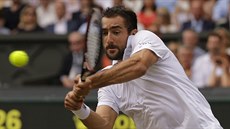 Marin Čilič returnuje během finále Wimbledonu. Marin Čilič returnuje během finále Wimbledonu.