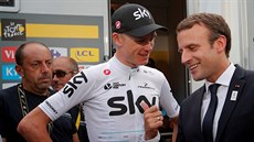 Chris Froome v hovoru s francouzským prezidentem Emmanuelem Macronem po 17....